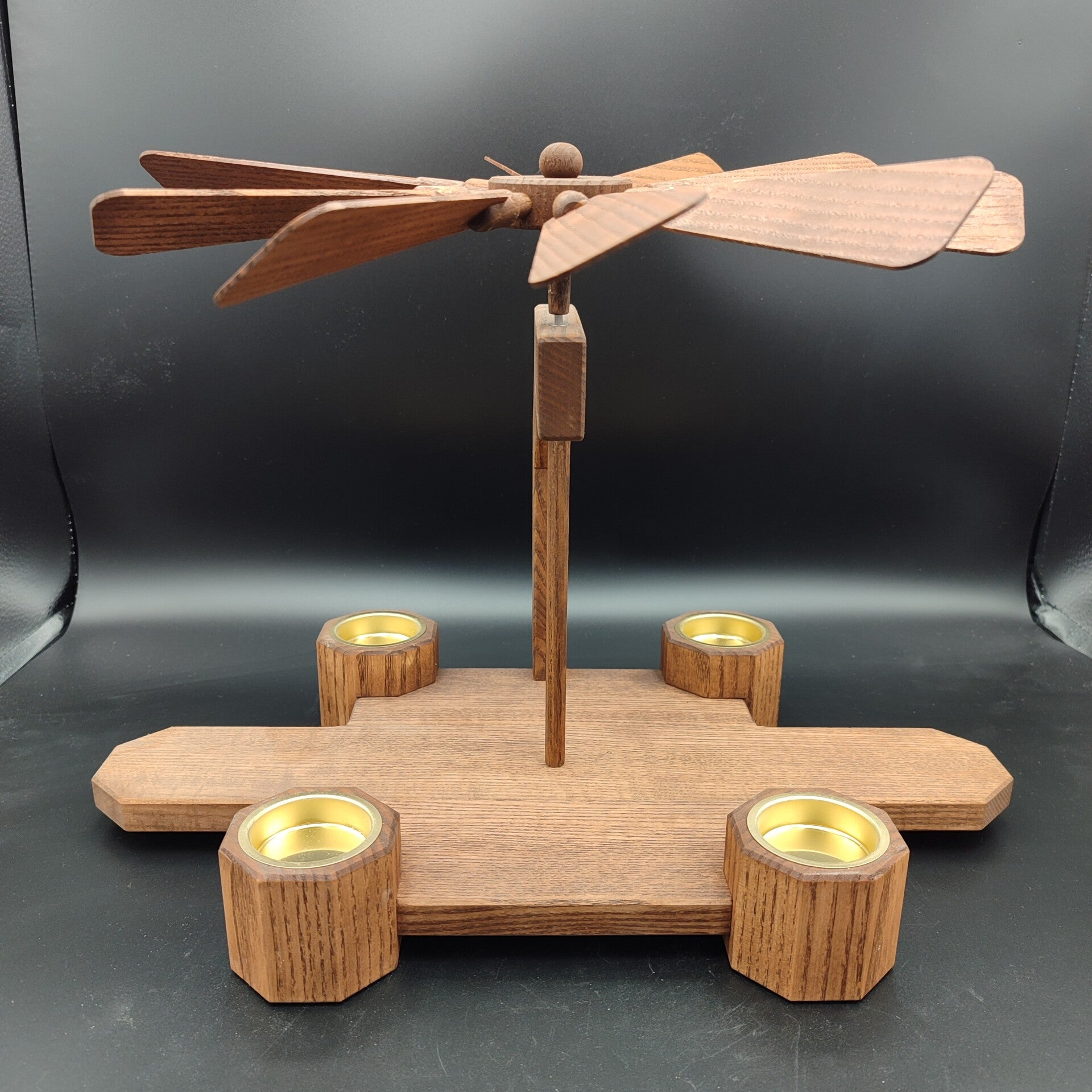 Pyramide groß Esche auf Nußbaum