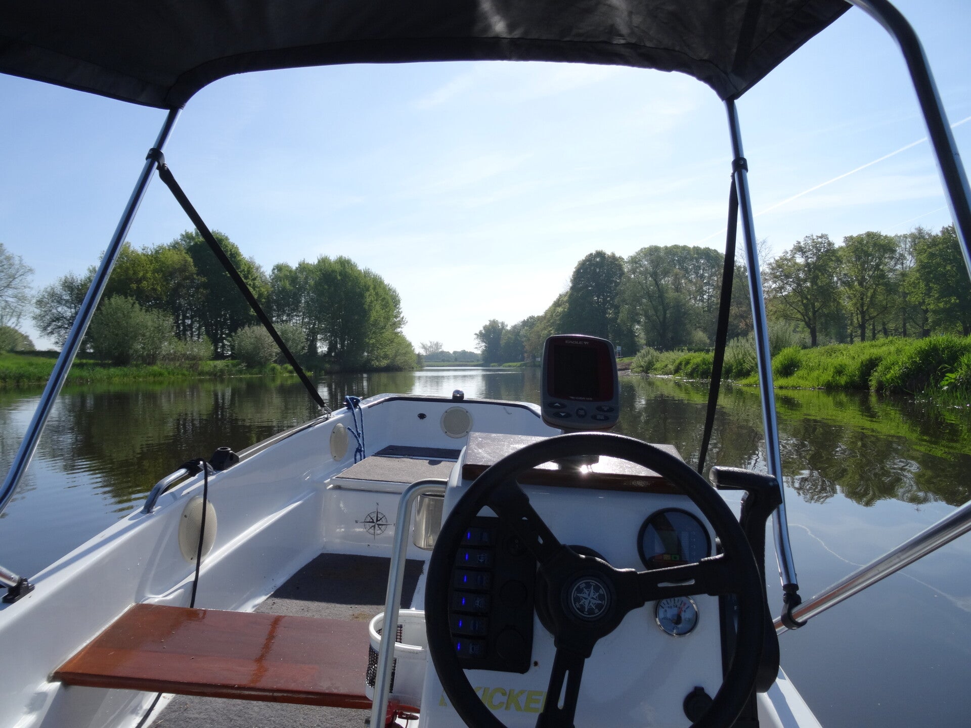 Consoleboot met bimini-top van Vrije Vaart Bootverhuur in Ommen