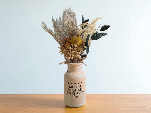 Vase mit trockenblumen