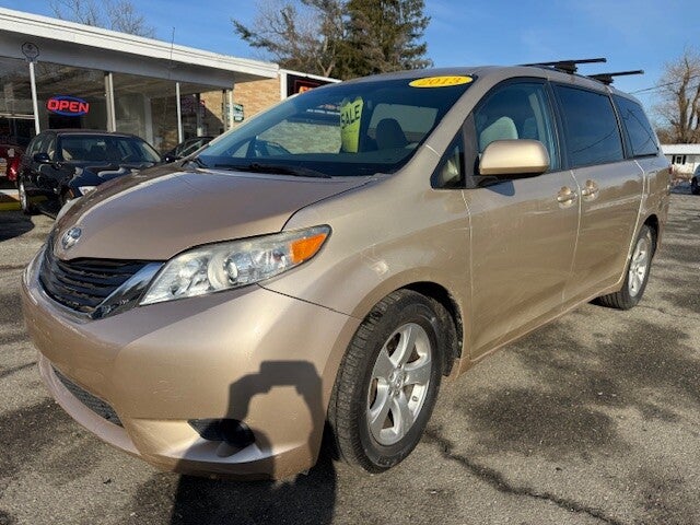 2013 Toyota Sienna LE's photo