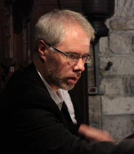 Vue de la partie supérieure de l'orgue Aristide Cavaillé-Coll devant la rosace de la cathédrale Notre-Dame de Paris.