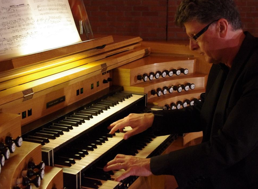 Eric Lebrun à la console de l'orgue de Sainte Marie.