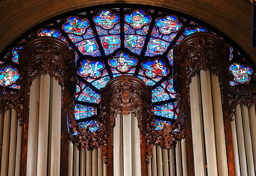 VUe de la partie spérieure de l'orgue Aristide Cavaillé-Coll de Notre-Dame de Paris avec la grande rosace derrière.