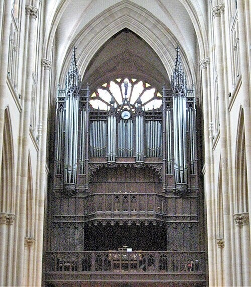Vue de la partie supérieure de l'orgue Aristide Cavaillé-Coll devant la rosace de la cathédrale Notre-Dame de Paris.