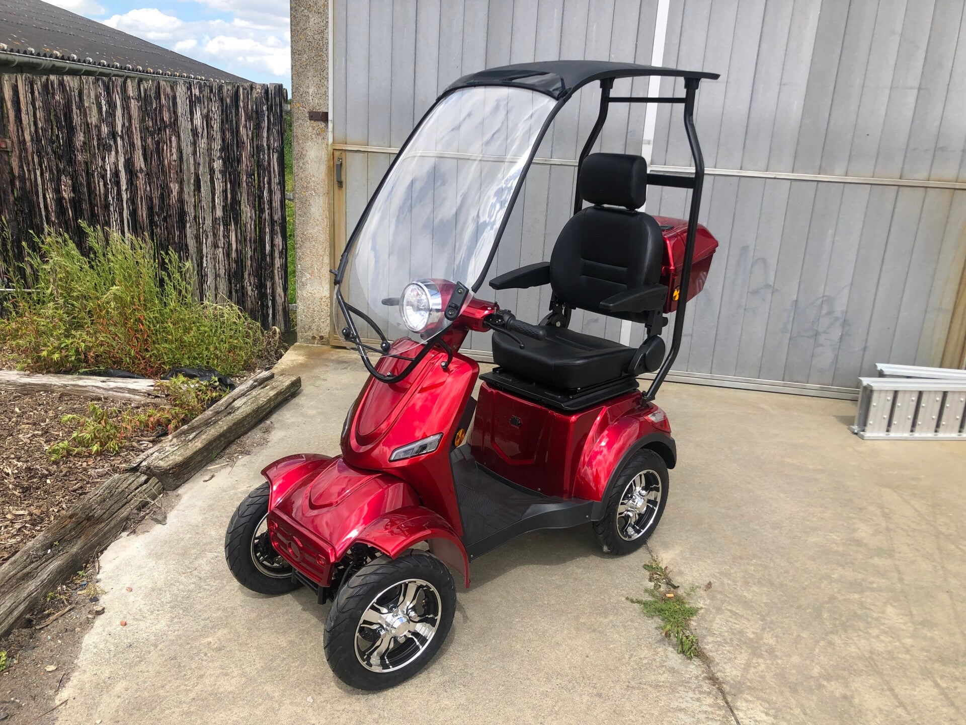 Scootmobiel met extra volledig dak.