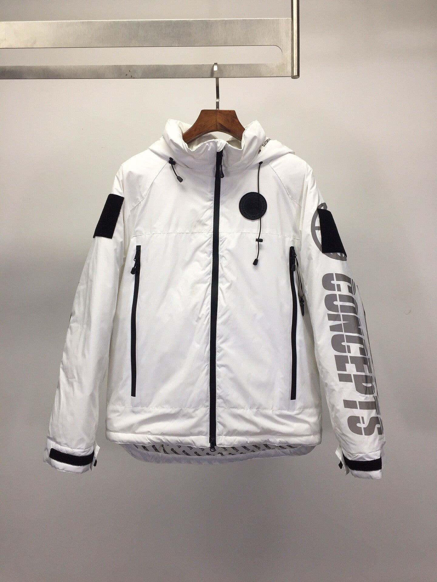 Luminous letter sleeve logo down jacket