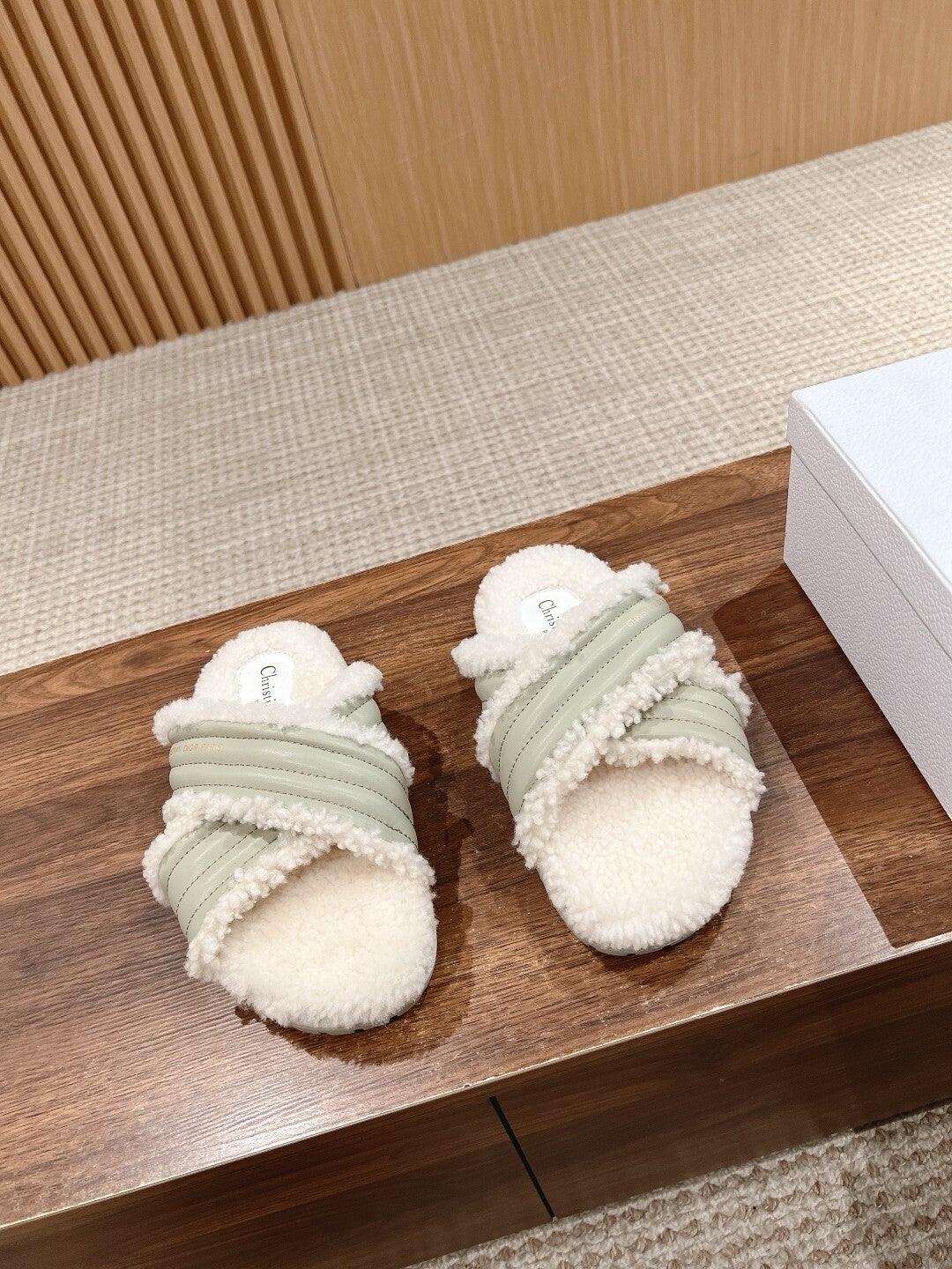 “24 CD women slides