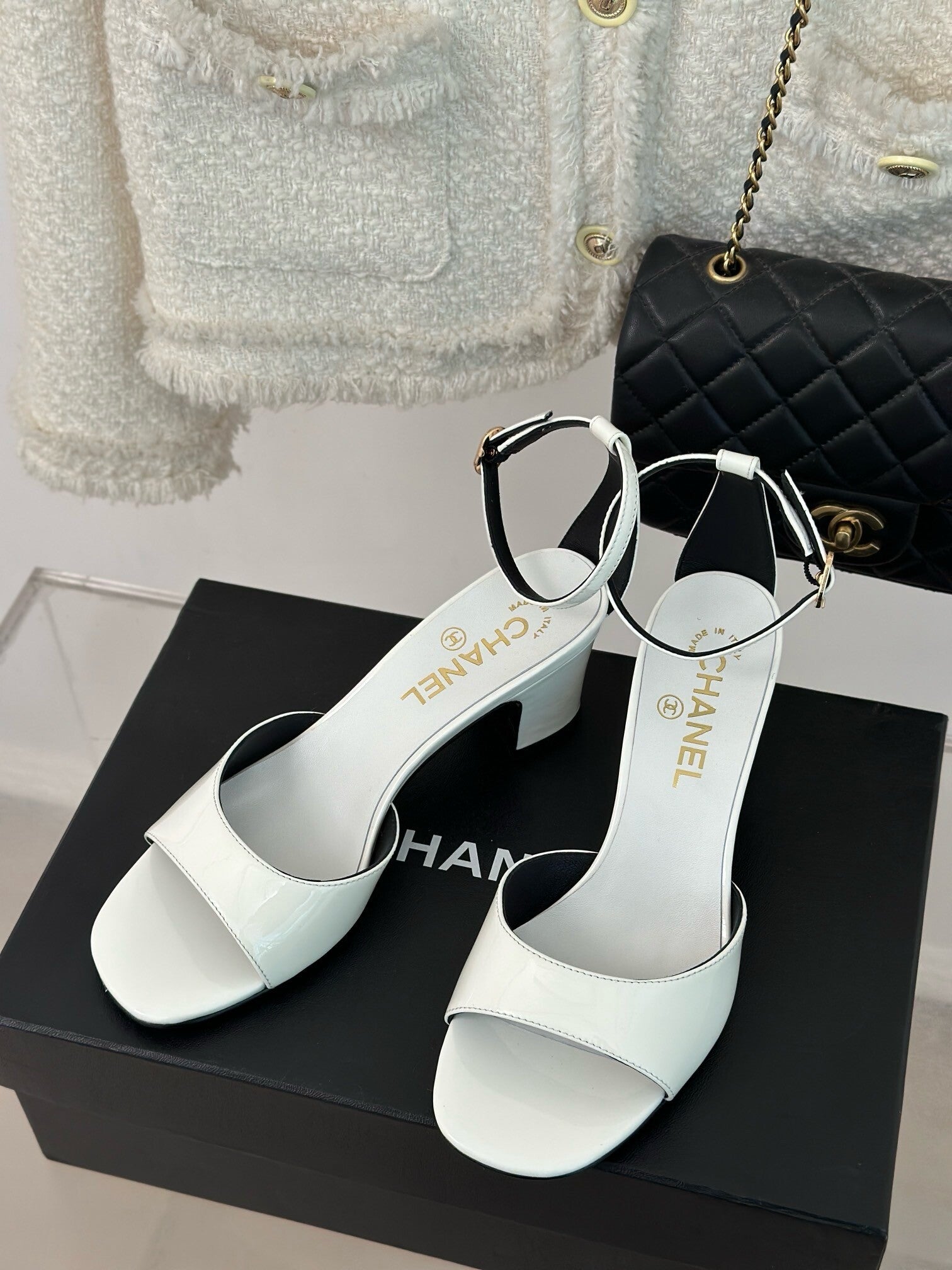 One-line sandals with thick heels