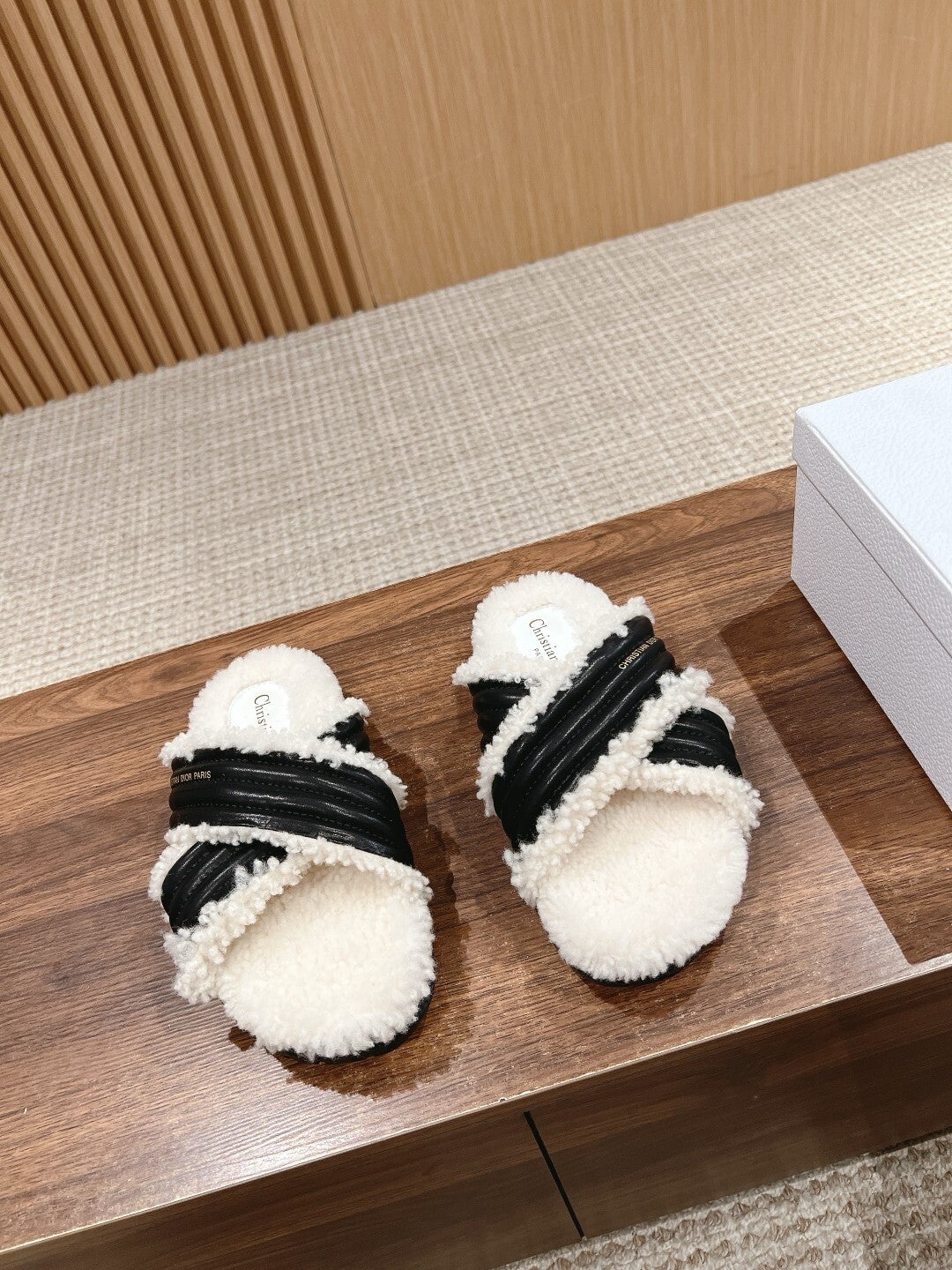 “24 CD women slides