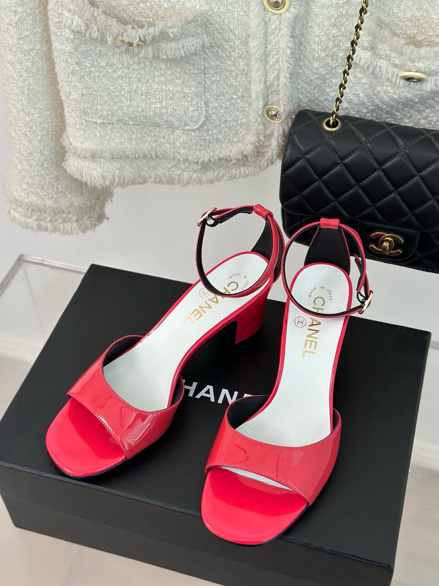 One-line sandals with thick heels