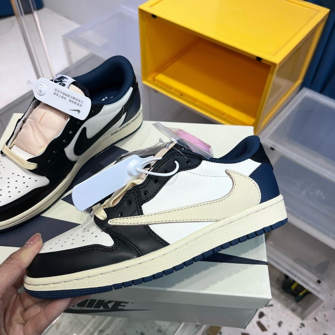 Nike AJ1 Low Sneakers