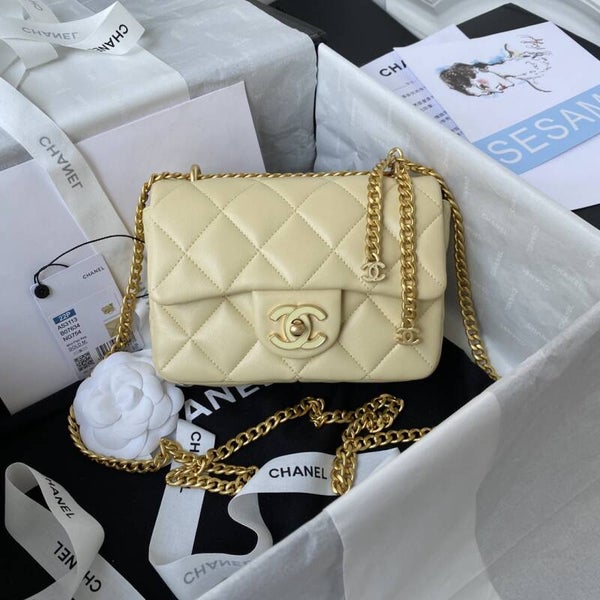 Creme medium hand bag