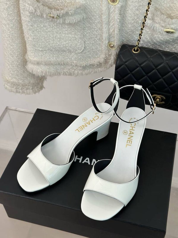 One-line sandals with thick heels