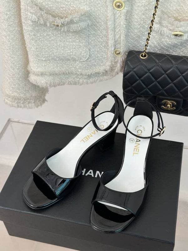 One-line sandals with thick heels