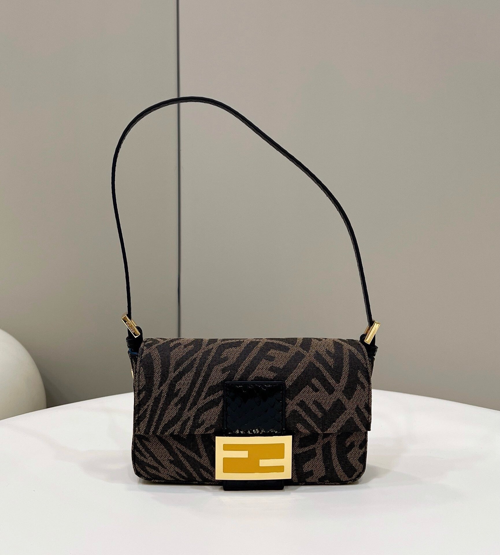 FENDI “24 Bag for Women 𝐁𝐚𝐠𝐮𝐞𝐭𝐭𝐞 𝟏𝟗𝟗𝟕 𝐕𝐞𝐫𝐭𝐢𝐠𝐨