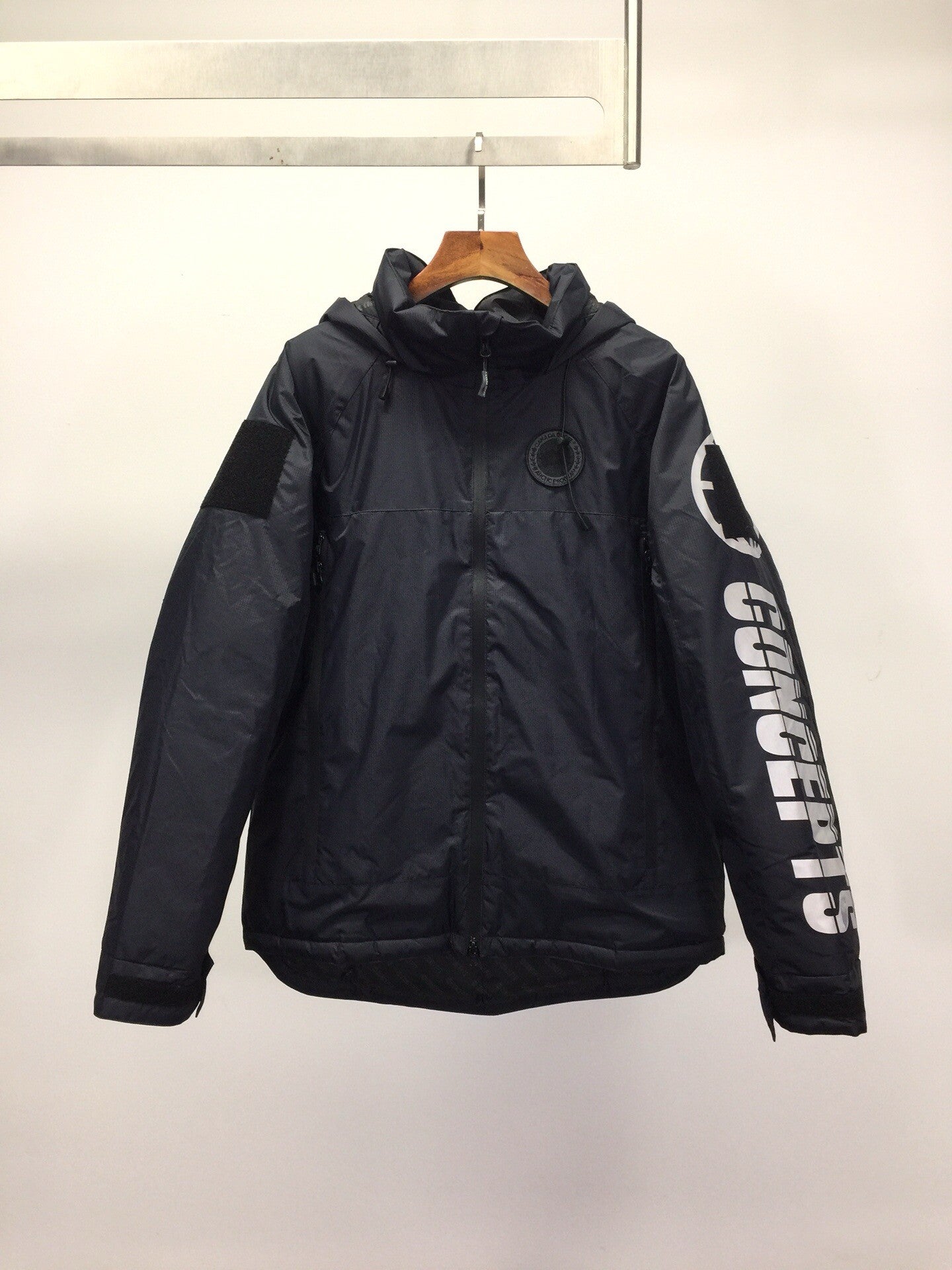 Luminous letter sleeve logo down jacket