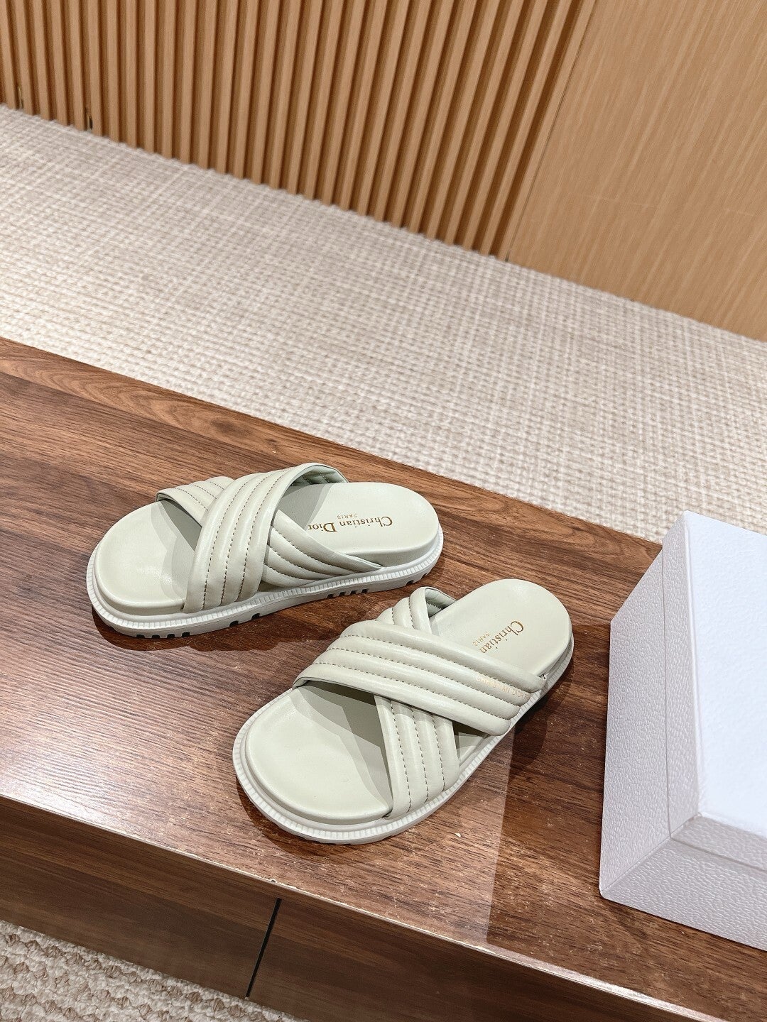 “24 CD women slides