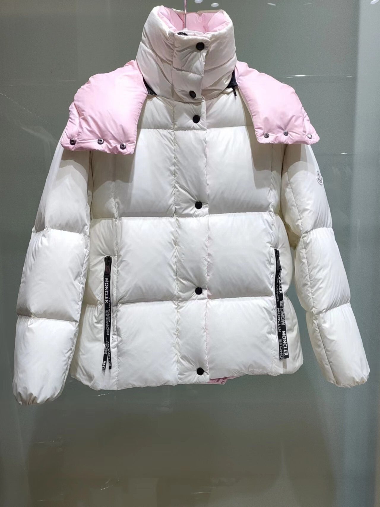 M//ncler  down jacket with contrasting color and pink inner hood, women’s version of the masked Parana thickened goose down jacket