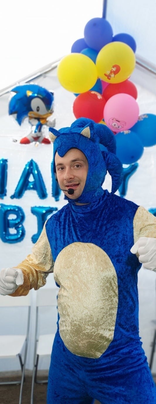 Sonic themed children’s dance party entertainer in London