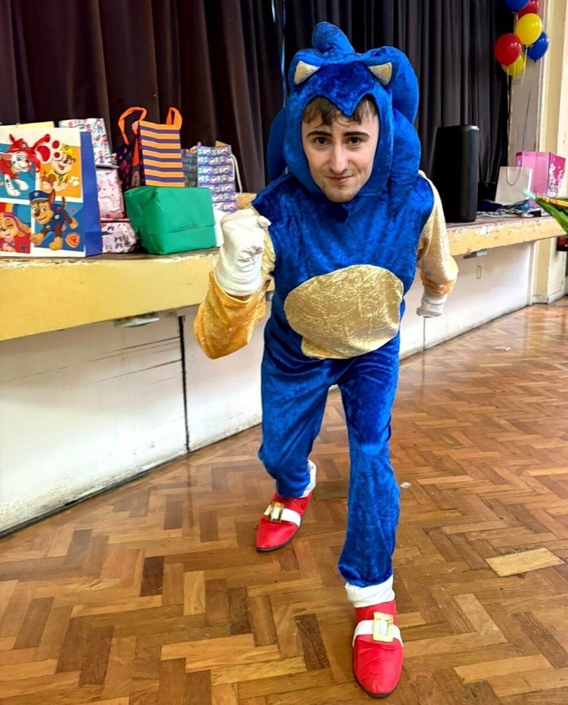 Sonic themed children’s dance party entertainer in London