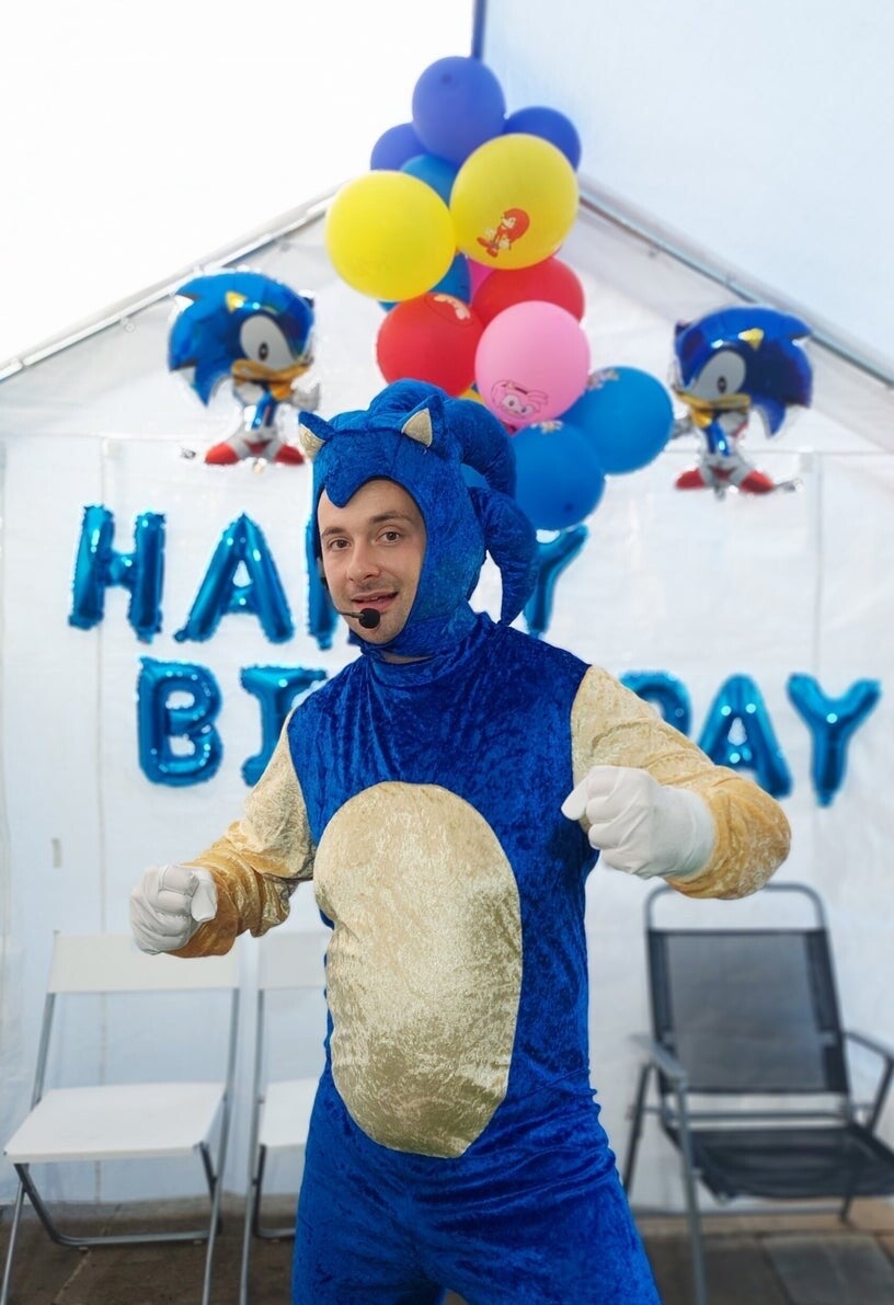 Sonic themed children’s dance party entertainer in London