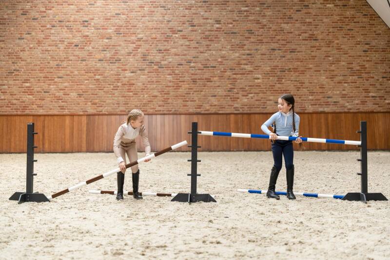Kinderen bouwen Twin jump set hobbyhorse hindernis