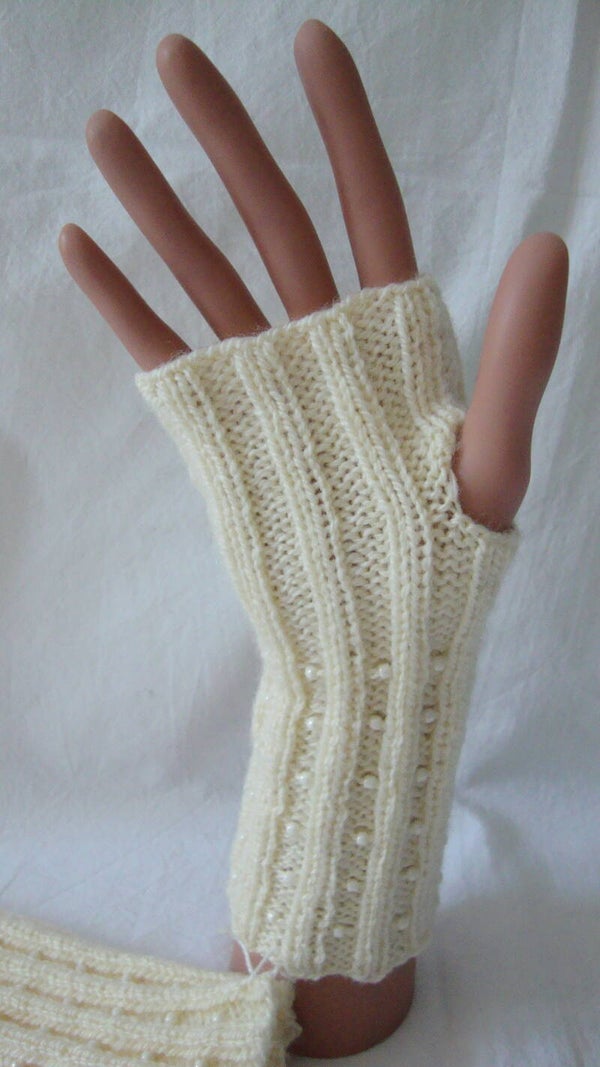 Pulswärmer mit Daumenloch und Perlen