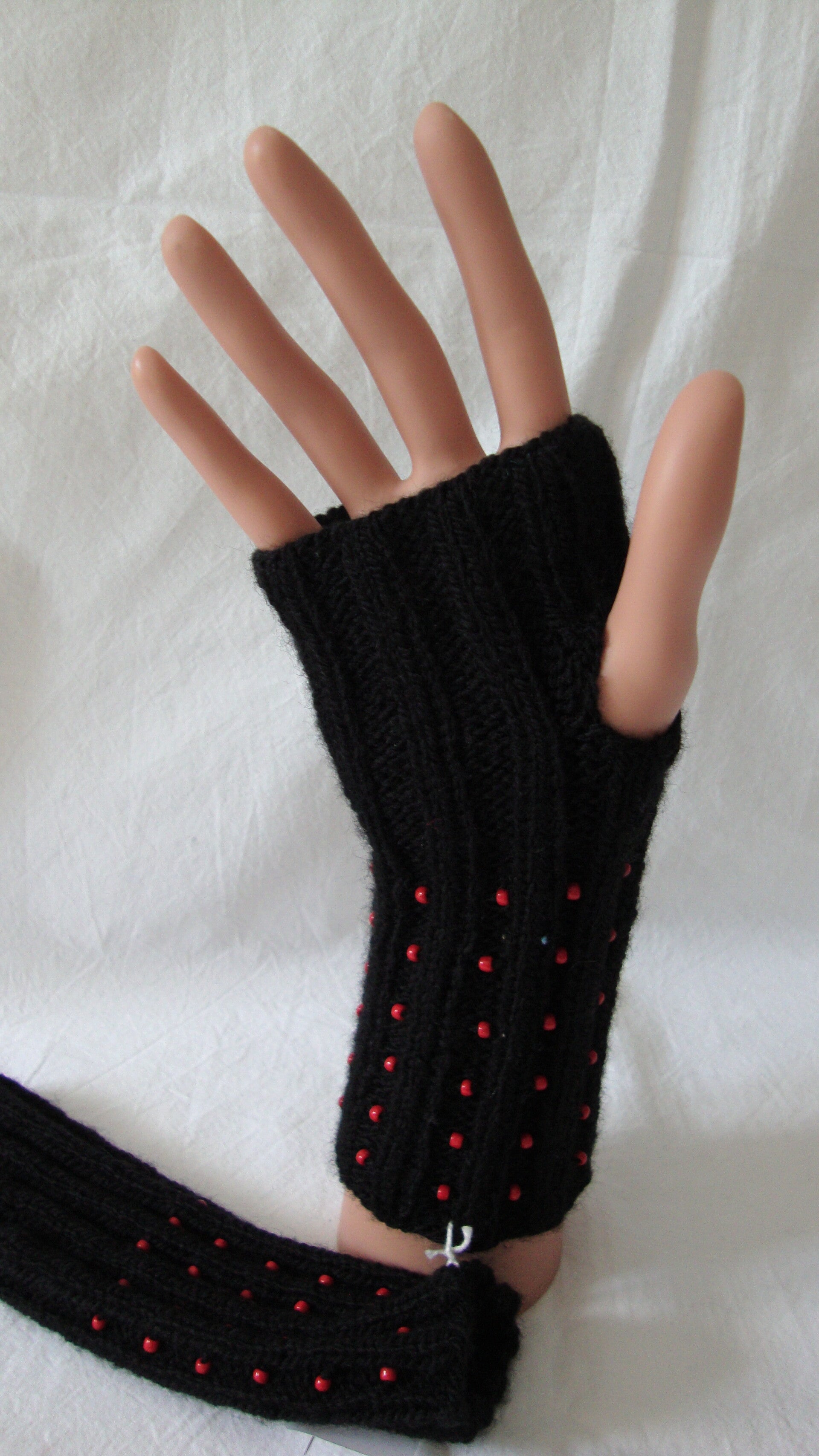 Pulswärmer mit Daumenloch und Perlen