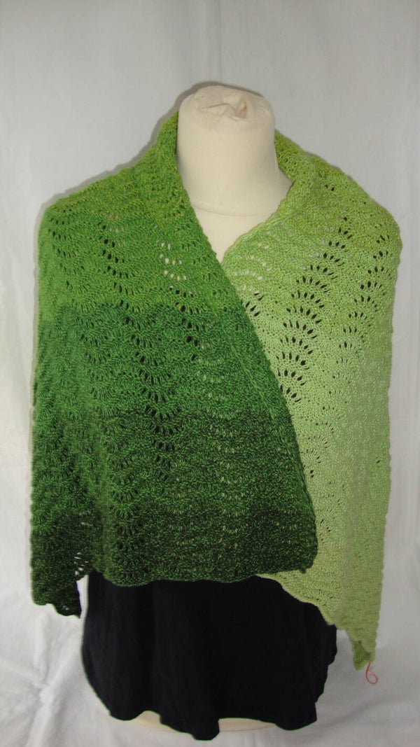 Stola Grün gestrickt Wellenmuster