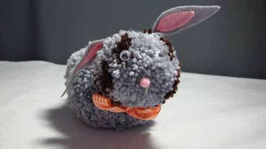 Hase Grau/Braun liegend