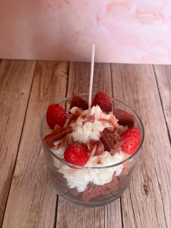 Vela tipo postre Fresas con chocolate