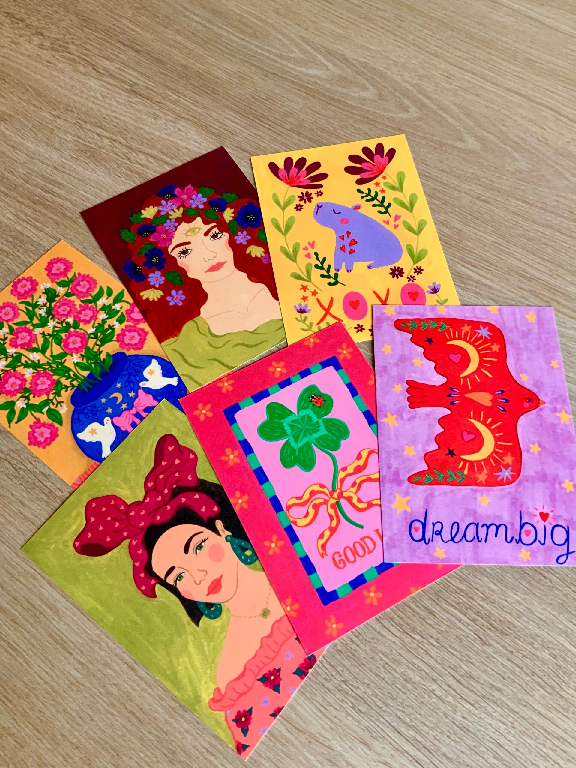 Kleurrijke kaarten met illustraties van Kirsten Blom