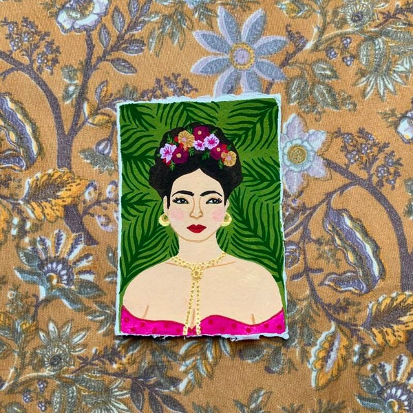 ‘Bloemenvrouw’ Geschilderd kunstwerk op handgeschept papier (7,4x10,5cm)