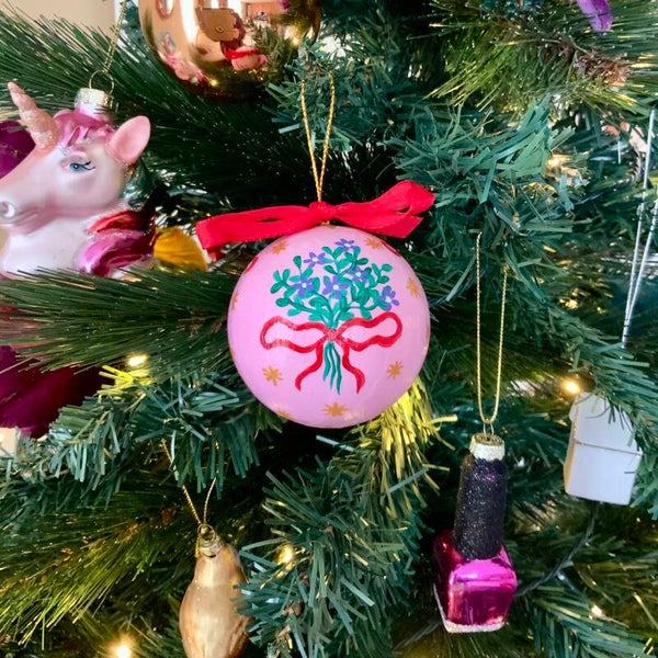 Handbeschilderde kerstbal Red ribbons