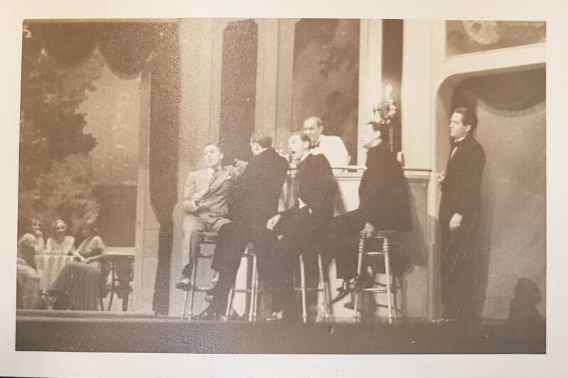 Bühnenfoto "Glückliche Reise" mit Franz Heigl und den Kardosch-Sängern