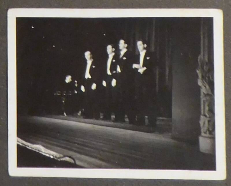 Bühnenfoto der Kardosch-Sänger, private Aufnahme aus dem Nachlass von Zeno Coste