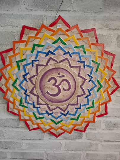houten ohm met chakrakleuren wand decoratie