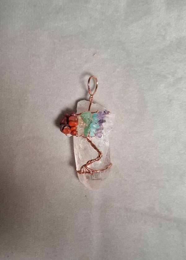 Bergkristal hanger met chakra steentjes en koperdraad omwikkeld