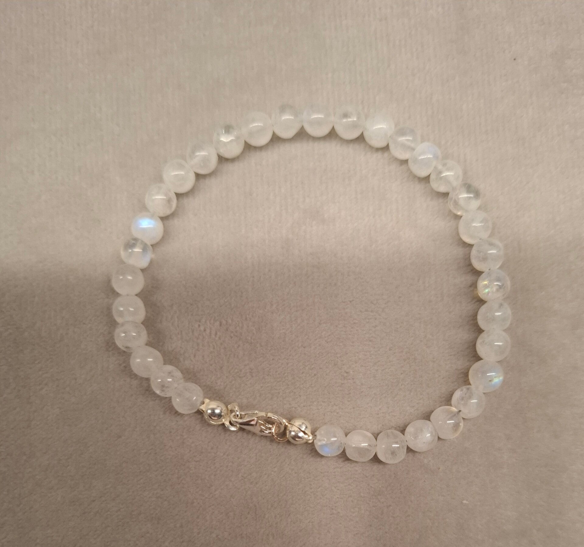 Maansteen regenboog armband 6mm met zilveren slotje