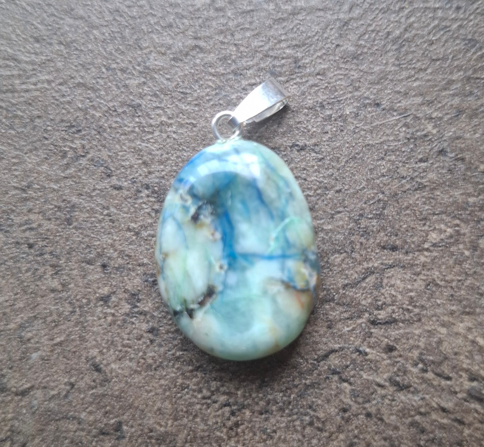 Azuriet in maansteen hanger