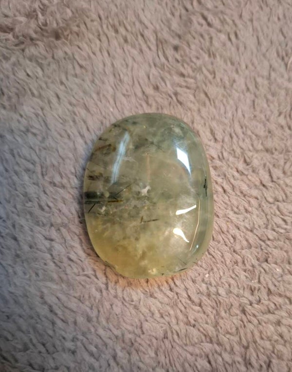 Prehniet  met toermalijn naaldjes platte steen nr 3