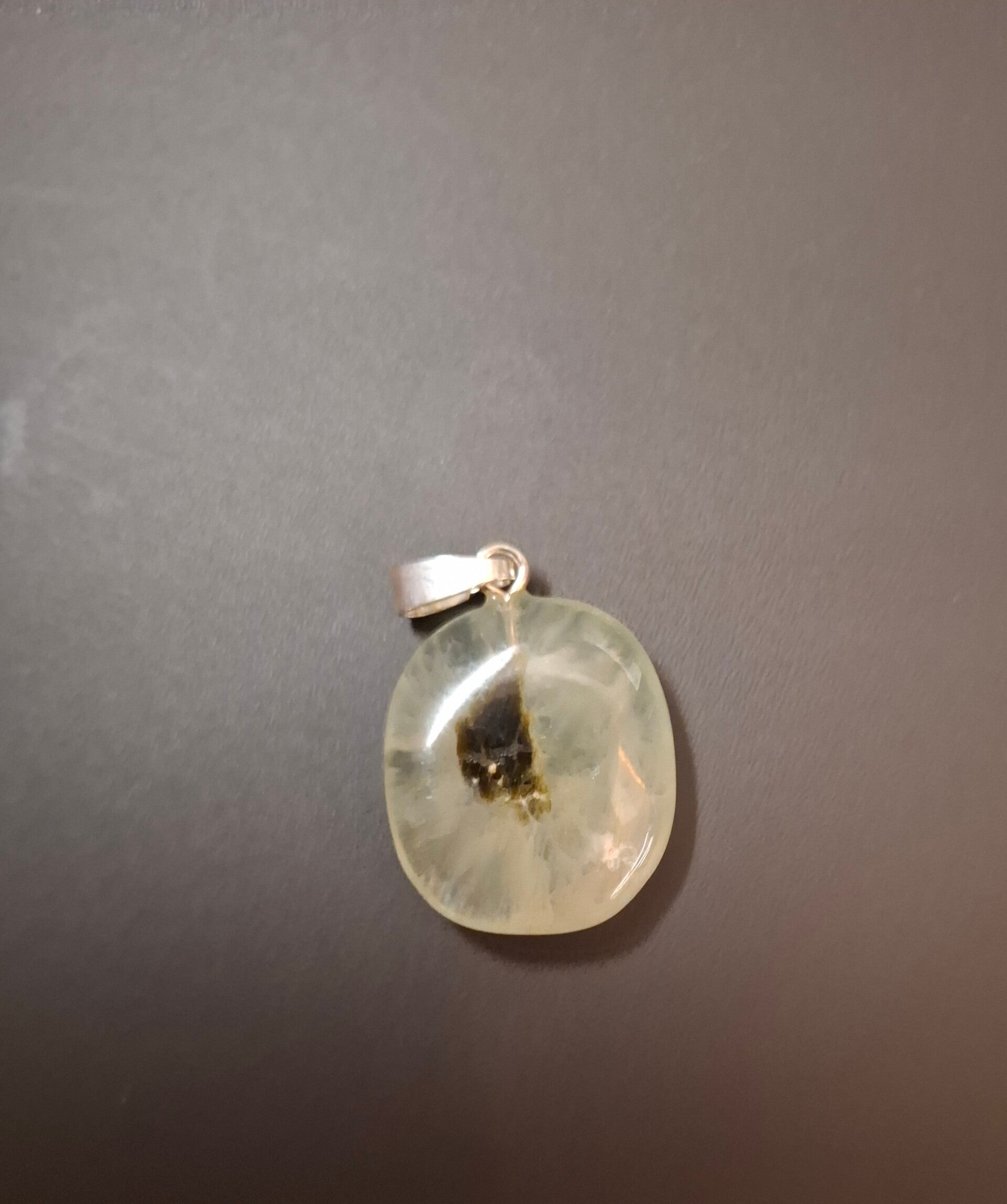 Prehniet  met kleine stukjes toermalijn hanger nr 3