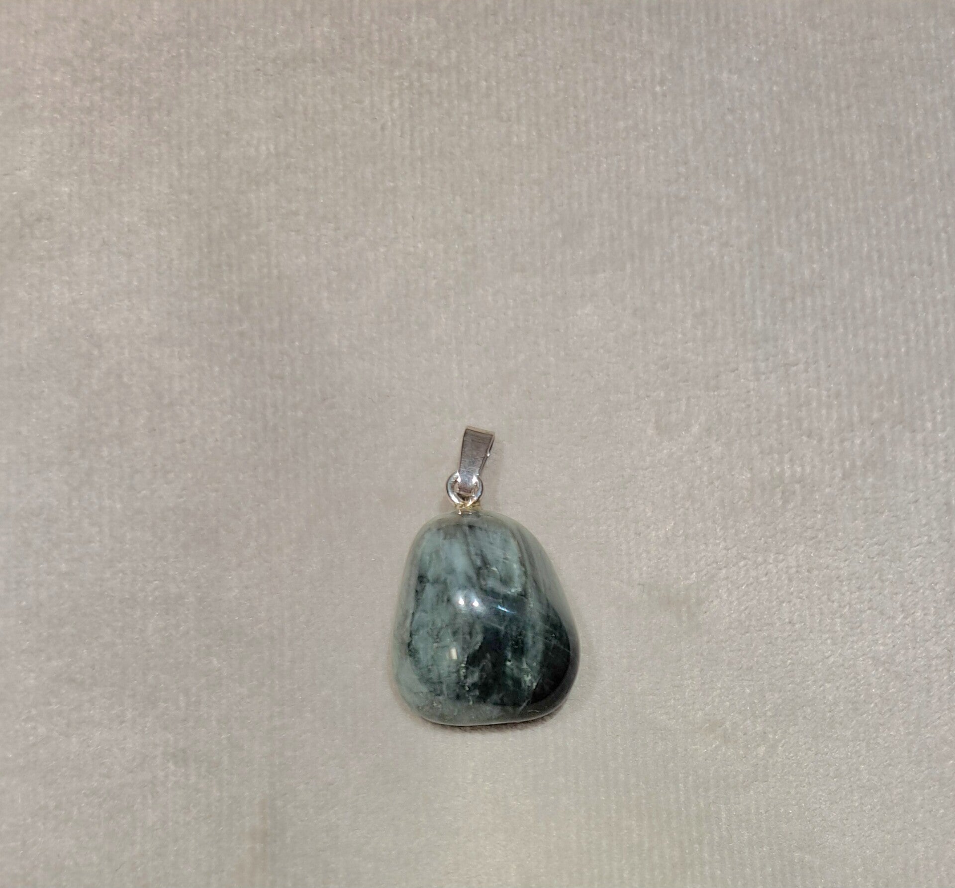 Chrysoberyl of Kattenoog kwarts hanger