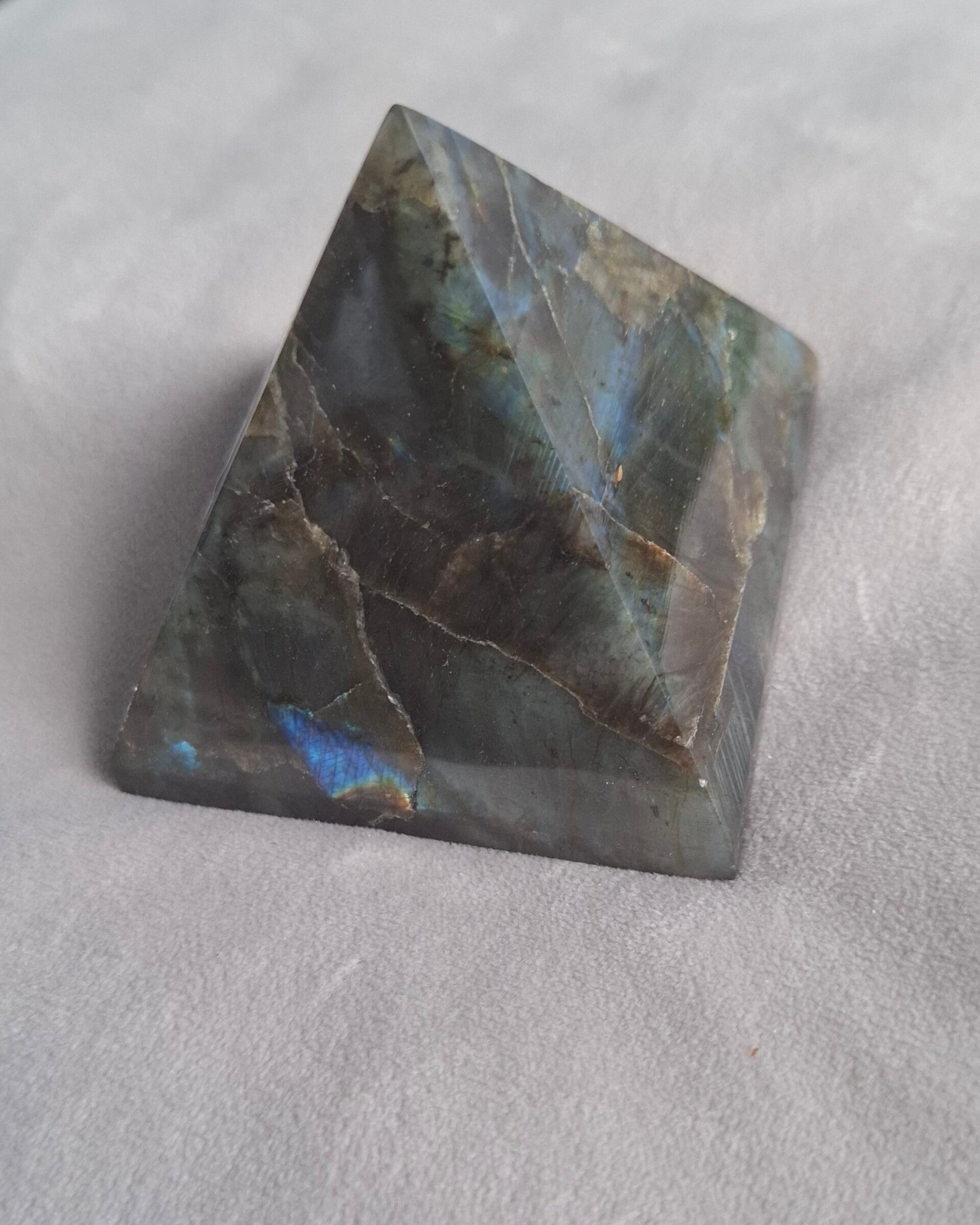 Labradoriet piramide 6,5 cm