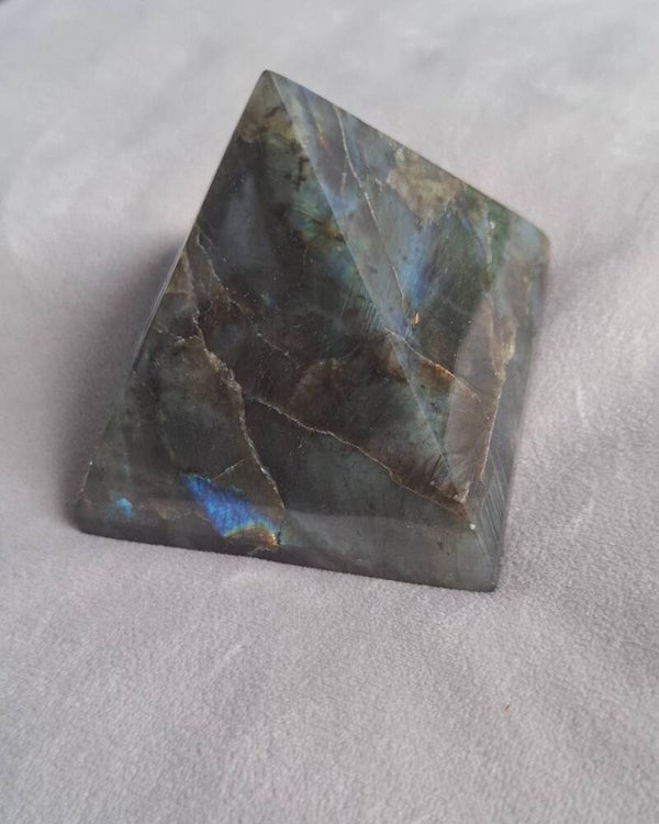 Labradoriet piramide 6,5 cm