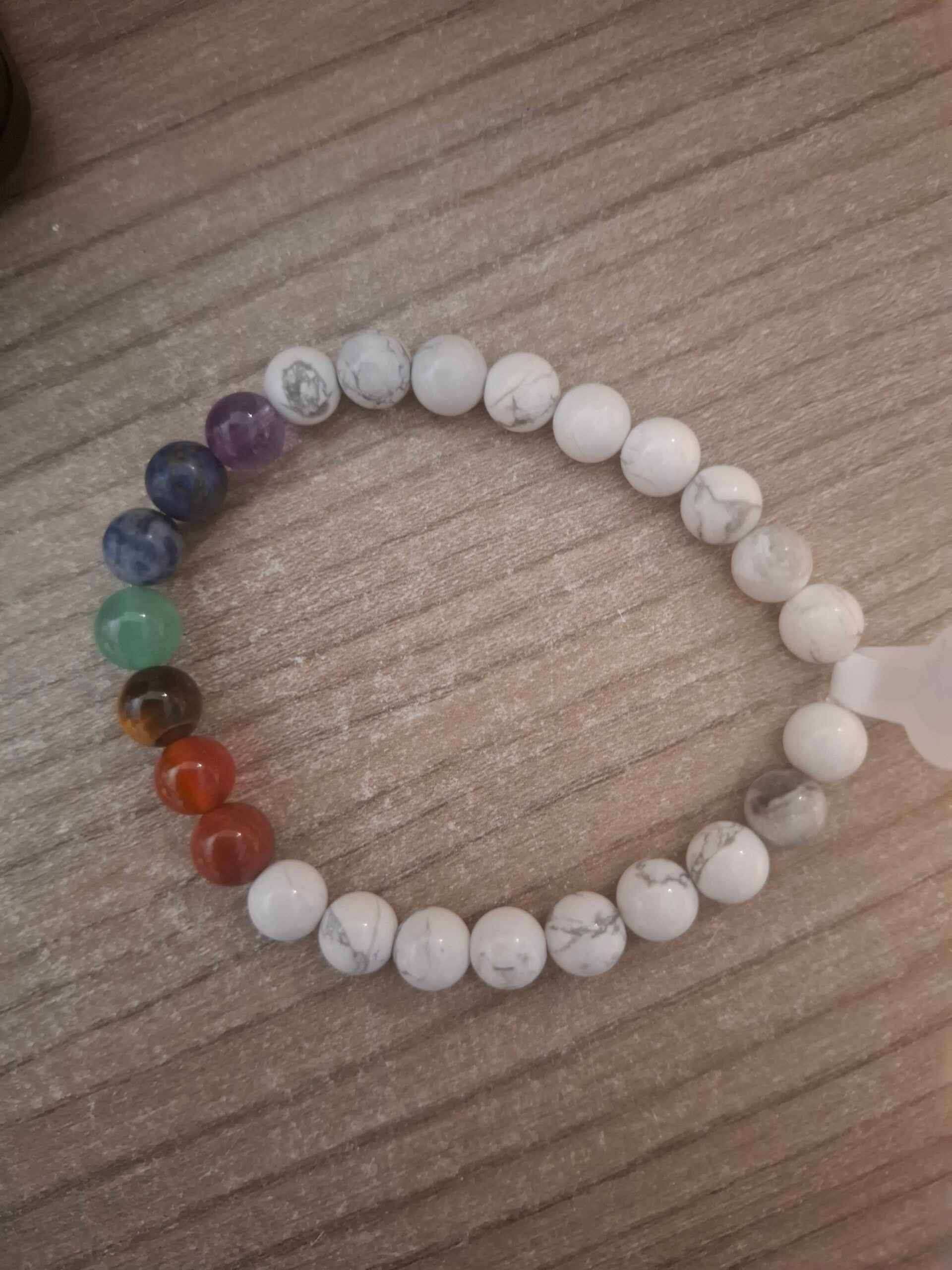 Howliet met chakra stenen armband 8mm