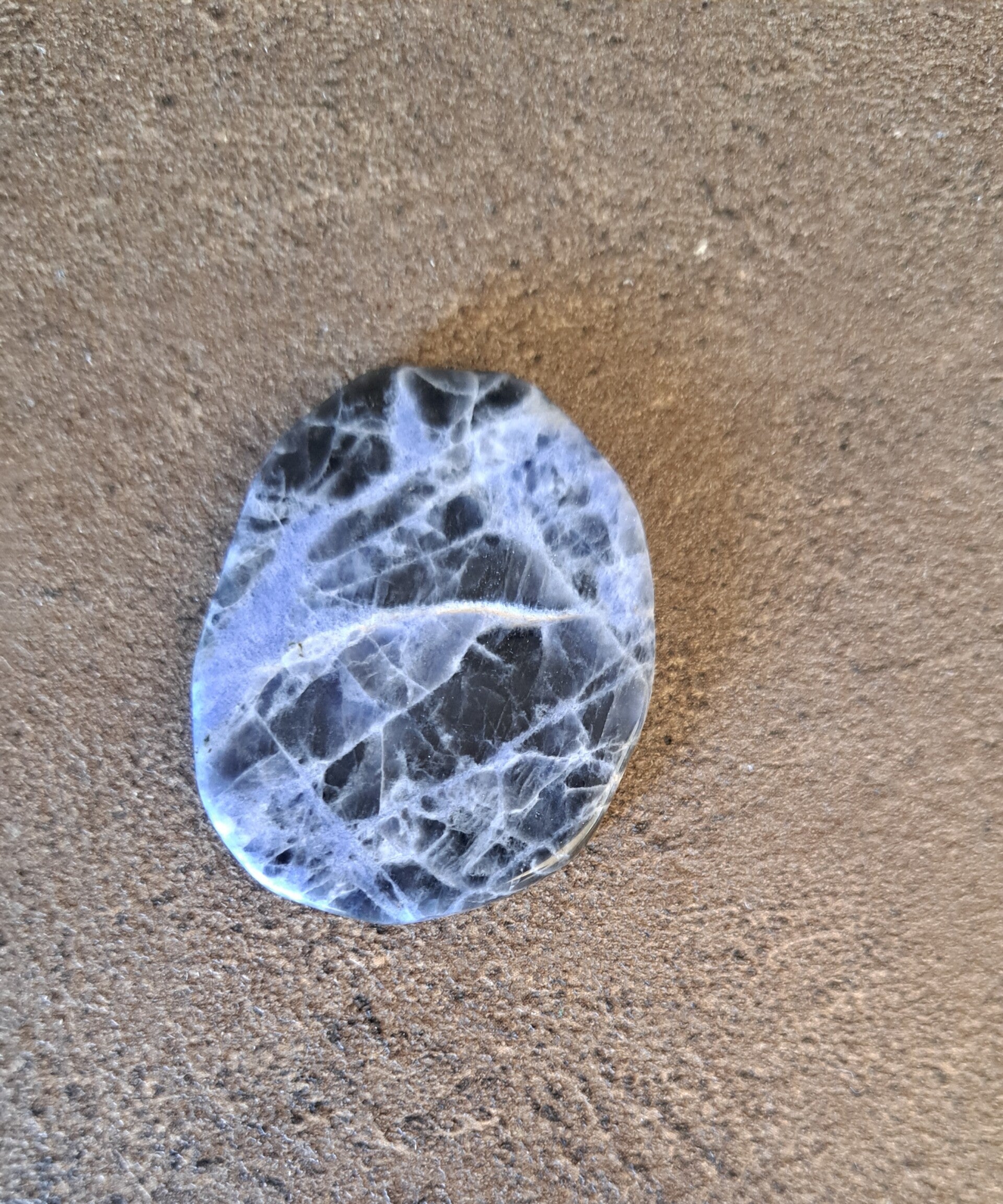 Sodaliet knuffelsteen