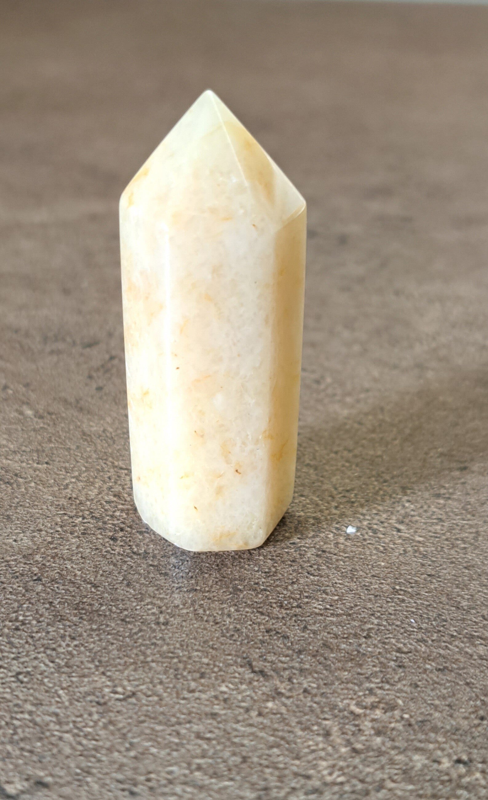 Calsiet geel obelisk