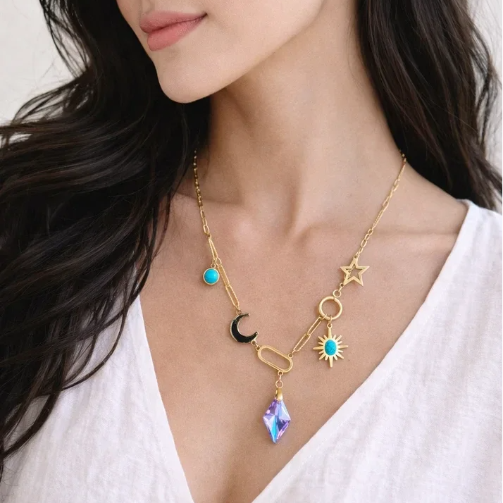 Gouden Bedelketting met Maan, Ster & Kristal – Statement Ketting