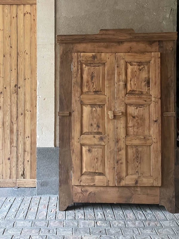 Armoire ancienne artisanale en pin et cèdre massif